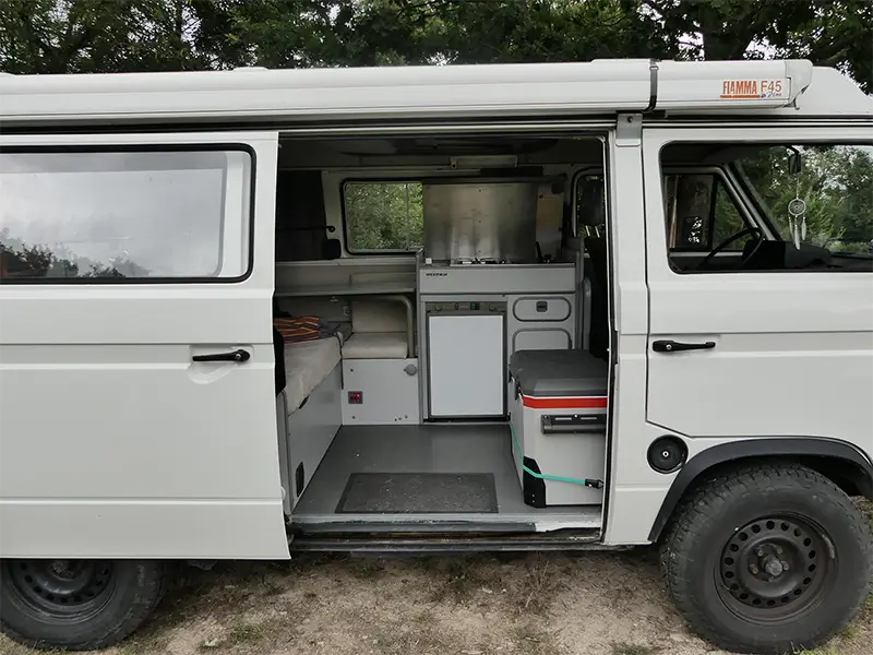 petite-img-tao-12 Image de l'équipement intérieur de "Tao" en bivouac en pleine nature en Rhône Alpes. Ce van est en location chez Ryôko - spécialiste de la location de vans pour slow travel dans la Loire.