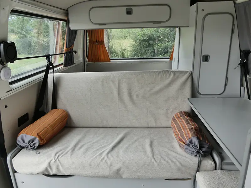 petite-img-tao-13 Image de l'espace intérieur de couchage de "Tao" en bivouac en pleine nature en Rhône Alpes. Ce van est en location chez Ryôko - spécialiste de la location de vans pour slow travel dans la Loire.