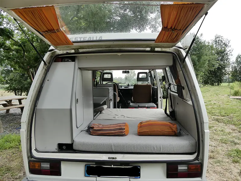 petite-img-tao-16 Image de l'équipement intérieur de couchage de "Tao" en bivouac en pleine nature en Rhône Alpes. Ce van est en location chez Ryôko - spécialiste de la location de vans pour slow travel dans la Loire.