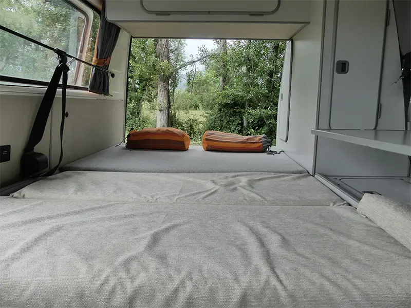 petite-img-tao-17 Image de l'équipement intérieur de couchage de "Tao" en bivouac en pleine nature en Rhône Alpes. Ce van est en location chez Ryôko - spécialiste de la location de vans pour slow travel dans la Loire.