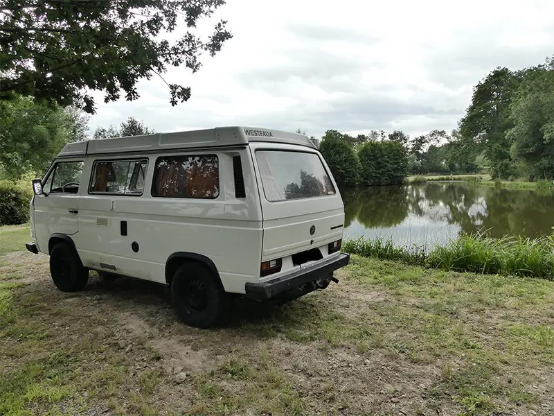 petite-img-tao-19 Image de "Tao" en bivouac au bord d'un plan d'eau en pleine nature en Rhône Alpes. Ce van est en location chez Ryôko - spécialiste de la location de vans pour slow travel dans la Loire.