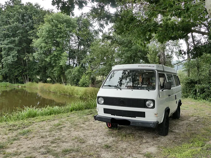 petite-img-tao-20 Image de "Tao" en bivouac au bord d'"un plan d'eau en Rhône Alpes. Ce van est en location chez Ryôko - spécialiste de la location de vans pour slow travel dans la Loire.