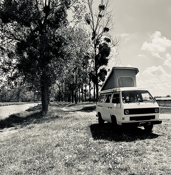 img-tao-noir-et-blanc Image de "Tao" en bivouac au bord d'une rivière. La photo est en noir et blanc. Ce van est en location chez Ryôko - spécialiste de la location de vans pour slow travel dans la Loire.