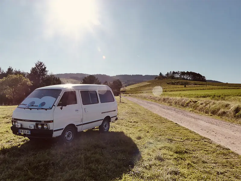 img-gaia-11 Image de "Gaïa" en bivouac au bord d'un chemin en Rhône Alpes. Ce van est en location chez Ryôko - spécialiste de la location de vans pour slow travel dans la Loire.