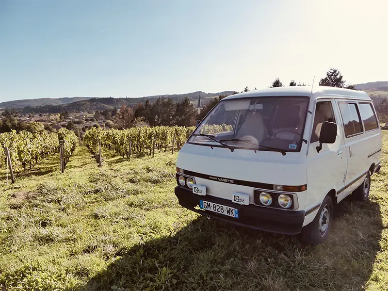 img-gaia-2 Image de "Gaïa" au bord d'une vigne en Rhône Alpes. Ce van est en location chez Ryôko - spécialiste de la location de vans pour slow travel dans la Loire.