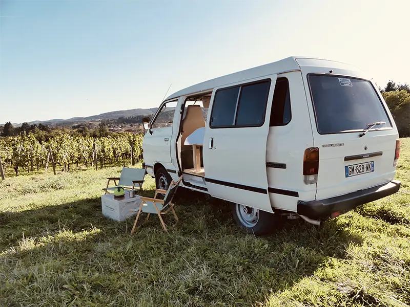 img-gaia-3 Image de "Gaïa" en bivouac au bord d'une vigne en Rhône Alpes. Ce van est en location chez Ryôko - spécialiste de la location de vans pour slow travel dans la Loire.