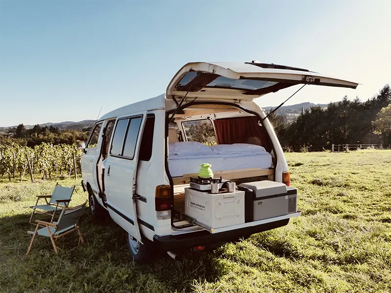 Image de "Gaïa" en bivouac au bord d'une vigne en Rhône Alpes. Ce van est en location chez Ryôko - spécialiste de la location de vans pour slow travel dans la Loire.